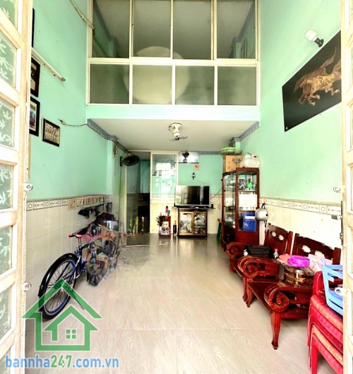 CHỈ 3,25 TỶ TL – PHÚ THỌ HÒA – TÂN PHÚ - NGAY CHỢ VẢI – 26M² – 3 TẦNG – HẺM ĐẸP – 2PN – 2WC Kết cấu: • 1 trệt – 1 lửng – 1 lầu • 2PN – 2WC – phòng thờ – phòng khách