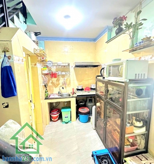 CHỈ 3,25 TỶ TL – PHÚ THỌ HÒA – TÂN PHÚ - NGAY CHỢ VẢI – 26M² – 3 TẦNG – HẺM ĐẸP – 2PN – 2WC Kết cấu: • 1 trệt – 1 lửng – 1 lầu • 2PN – 2WC – phòng thờ – phòng khách