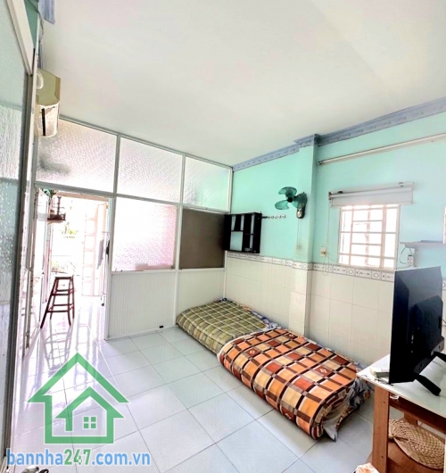 CHỈ 3,25 TỶ TL – PHÚ THỌ HÒA – TÂN PHÚ - NGAY CHỢ VẢI – 26M² – 3 TẦNG – HẺM ĐẸP – 2PN – 2WC Kết cấu: • 1 trệt – 1 lửng – 1 lầu • 2PN – 2WC – phòng thờ – phòng khách