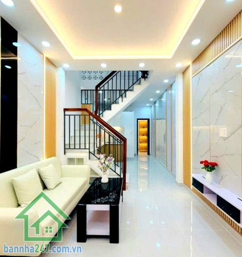 CHỈ 4,5 TỶ – NHÀ PHẠM VĂN BẠCH, P.15, TÂN BÌNH – 3PN – HẺM Ô TÔ – Ở NGAY Trung tâm Tân Bình – Phường 15 Diện tích đất: 29,9 m² Diện tích sàn: ~60 m² Kết cấu 1 trệt + 1 lầu 3 phòng ngủ rộng (có phòng ngủ dưới trệt) 2 WC. Nhà xây kiên cố, có thể nâng thêm 1