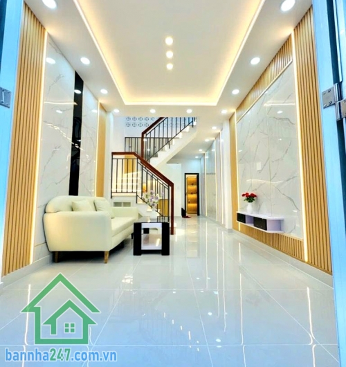 CHỈ 4,5 TỶ – NHÀ PHẠM VĂN BẠCH, P.15, TÂN BÌNH – 3PN – HẺM Ô TÔ – Ở NGAY Trung tâm Tân Bình – Phường 15 Diện tích đất: 29,9 m² Diện tích sàn: ~60 m² Kết cấu 1 trệt + 1 lầu 3 phòng ngủ rộng (có phòng ngủ dưới trệt) 2 WC. Nhà xây kiên cố, có thể nâng thêm 1