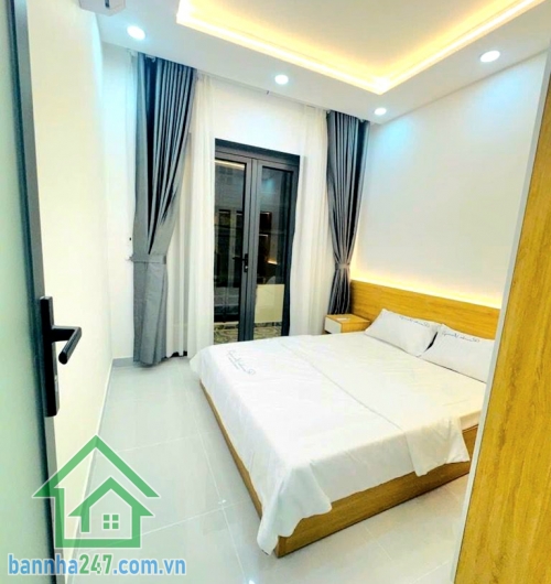CHỈ 4,5 TỶ – NHÀ PHẠM VĂN BẠCH, P.15, TÂN BÌNH – 3PN – HẺM Ô TÔ – Ở NGAY Trung tâm Tân Bình – Phường 15 Diện tích đất: 29,9 m² Diện tích sàn: ~60 m² Kết cấu 1 trệt + 1 lầu 3 phòng ngủ rộng (có phòng ngủ dưới trệt) 2 WC. Nhà xây kiên cố, có thể nâng thêm 1