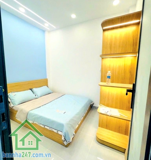 CHỈ 4,5 TỶ – NHÀ PHẠM VĂN BẠCH, P.15, TÂN BÌNH – 3PN – HẺM Ô TÔ – Ở NGAY Trung tâm Tân Bình – Phường 15 Diện tích đất: 29,9 m² Diện tích sàn: ~60 m² Kết cấu 1 trệt + 1 lầu 3 phòng ngủ rộng (có phòng ngủ dưới trệt) 2 WC. Nhà xây kiên cố, có thể nâng thêm 1