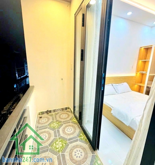 CHỈ 4,5 TỶ – NHÀ PHẠM VĂN BẠCH, P.15, TÂN BÌNH – 3PN – HẺM Ô TÔ – Ở NGAY Trung tâm Tân Bình – Phường 15 Diện tích đất: 29,9 m² Diện tích sàn: ~60 m² Kết cấu 1 trệt + 1 lầu 3 phòng ngủ rộng (có phòng ngủ dưới trệt) 2 WC. Nhà xây kiên cố, có thể nâng thêm 1