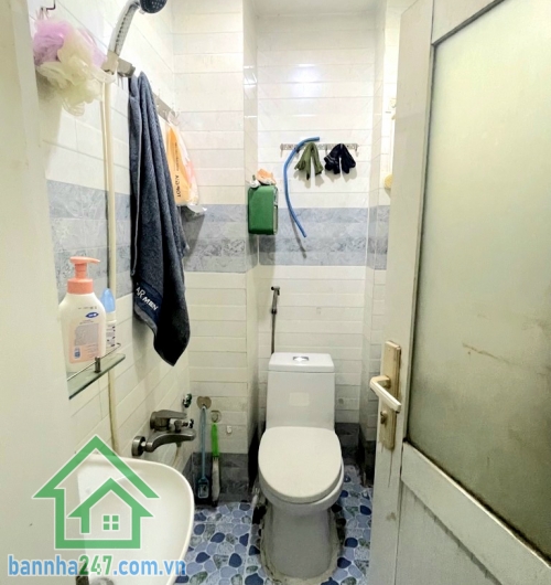 CHỈ 5,9 TỶ - NHÀ 4 TẦNG ĐẦY ĐỦ CÔNG NĂNG - DT: 31M² (3 X 10,5)M – HẺM THÔNG THOÁNG SẠCH SẼ – XE HƠI ĐỖ SÁT NHÀ - 4PN, 3WC. Mô tả: * Kết cấu: 4 tầng, có sân thượng. 