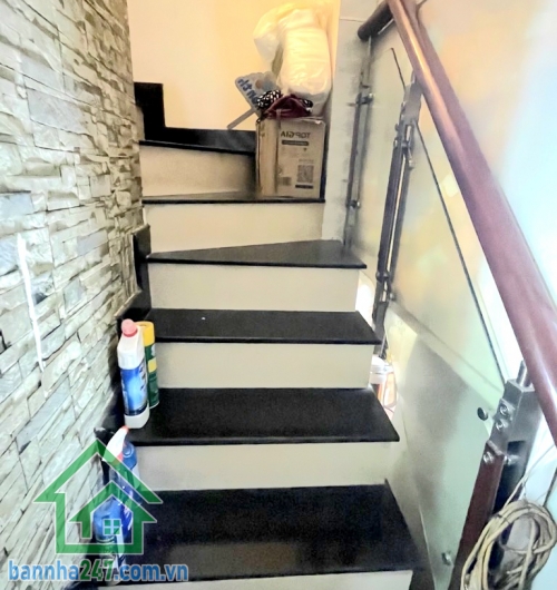 CHỈ 5,9 TỶ - NHÀ 4 TẦNG ĐẦY ĐỦ CÔNG NĂNG - DT: 31M² (3 X 10,5)M – HẺM THÔNG THOÁNG SẠCH SẼ – XE HƠI ĐỖ SÁT NHÀ - 4PN, 3WC. Mô tả: * Kết cấu: 4 tầng, có sân thượng. 