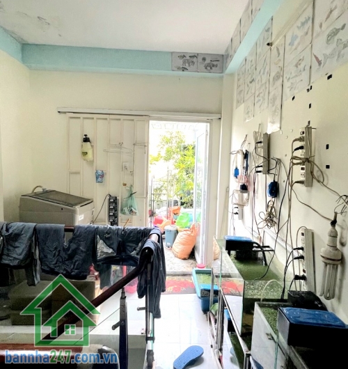 CHỈ 5,9 TỶ - NHÀ 4 TẦNG ĐẦY ĐỦ CÔNG NĂNG - DT: 31M² (3 X 10,5)M – HẺM THÔNG THOÁNG SẠCH SẼ – XE HƠI ĐỖ SÁT NHÀ - 4PN, 3WC. Mô tả: * Kết cấu: 4 tầng, có sân thượng. 