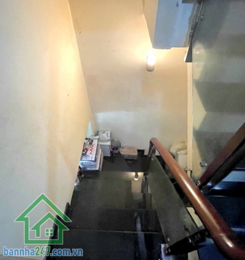 CHỈ 5,9 TỶ - NHÀ 4 TẦNG ĐẦY ĐỦ CÔNG NĂNG - DT: 31M² (3 X 10,5)M – HẺM THÔNG THOÁNG SẠCH SẼ – XE HƠI ĐỖ SÁT NHÀ - 4PN, 3WC. Mô tả: * Kết cấu: 4 tầng, có sân thượng. 