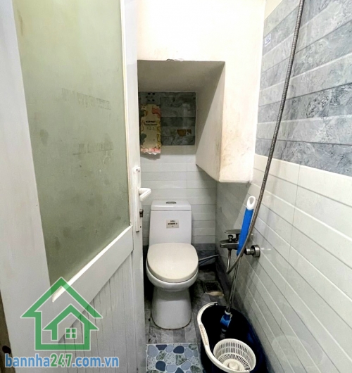 CHỈ 5,9 TỶ - NHÀ 4 TẦNG ĐẦY ĐỦ CÔNG NĂNG - DT: 31M² (3 X 10,5)M – HẺM THÔNG THOÁNG SẠCH SẼ – XE HƠI ĐỖ SÁT NHÀ - 4PN, 3WC. Mô tả: * Kết cấu: 4 tầng, có sân thượng. 
