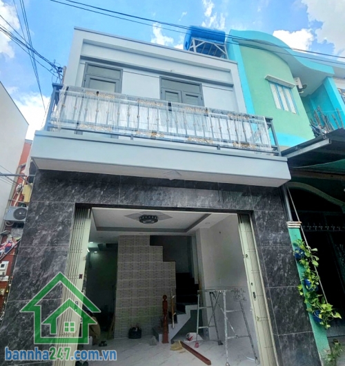 CHỈ 4,2 TỶ – NHÀ ĐẸP 2 TẦNG – 33m² (DT Sàn 54m²) – HẺM XE HƠI 6M – TÂN PHÚ - GẦN NHÀ THỜ TÂN HƯƠNG.  Nhà mới, vào ở ngay – tiện ích xung quanh đầy đủ. Kết cấu: Kết cấu: 1 trệt, 1 lầu có ban công. 2PN – 2WC – phòng khách – bếp đủ công năng. Hẻm trước nhà 6