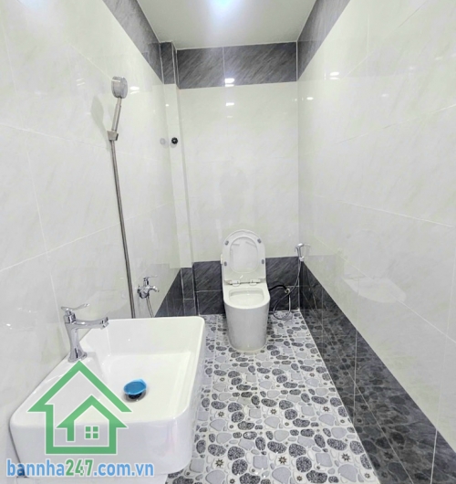 CHỈ 4,2 TỶ – NHÀ ĐẸP 2 TẦNG – 33m² (DT Sàn 54m²) – HẺM XE HƠI 6M – TÂN PHÚ - GẦN NHÀ THỜ TÂN HƯƠNG.  Nhà mới, vào ở ngay – tiện ích xung quanh đầy đủ. Kết cấu: Kết cấu: 1 trệt, 1 lầu có ban công. 2PN – 2WC – phòng khách – bếp đủ công năng. Hẻm trước nhà 6