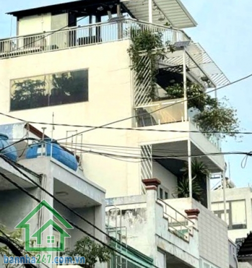 CHỈ 6 TỶ – NHÀ 5 TẦNG KIÊN CỐ – HẺM 5M XE HƠI – P. BÌNH TRỊ ĐÔNG – DT 40M² (4x10) – FULL NỘI THẤT CAO CẤP Vị trí: Hẻm 5m thông, cách mặt tiền 50m, di chuyển AEON Bình Tân chỉ 5 phút. Kết cấu: 1 trệt, 3 lầu, sân thượng. Tổng 3PN, 3WC.