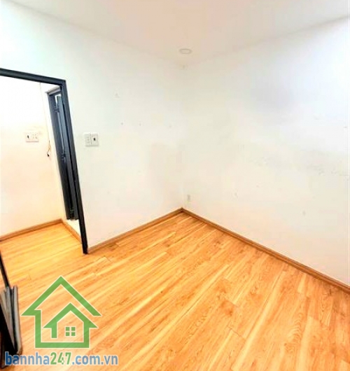CHỈ 4,5 TỶ - PHẠM VĂN HAI – TÂN BÌNH – NHÀ 3 MẶT HẺM CỰC THOÁNG – 2PN, 2WC DT: 31m², kết cấu 1 trệt 1 lầu, gồm 2PN, 2WC, nhà mới, dọn vào ở ngay. Nhà 3 mặt hẻm