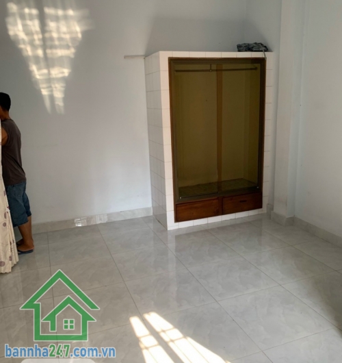 BÁN NHÀ TÂN BÌNH – HXH – NHỈNH 6 TỶ – 76M² – 3 TẦNG – 3PN – SỔ VUÔNG 2025 * Kết cấu: 1 trệt, 1 lầu, sân thượng – 3PN, 2WC. * Vị trí đẹp: Giáp khu Bàu Cát, sát mặt tiền, khu VIP đầy đủ tiện ích. 