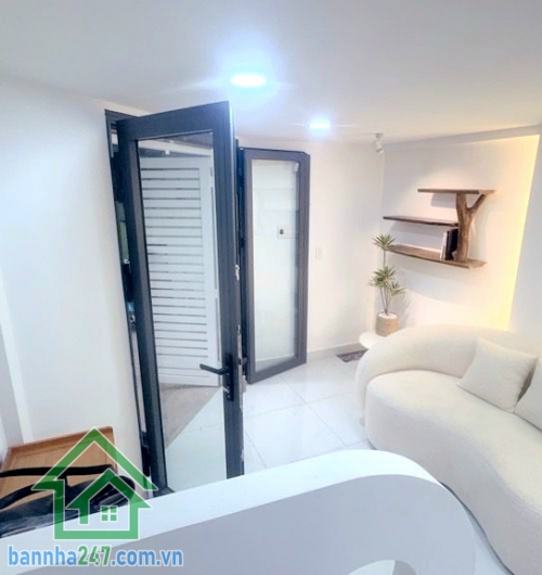 CHỈ 3,45 TỶ – NHÀ MỚI ĐẸP – HẺM XE HƠI – GẦN AEON MALL TÂN PHÚ – TẶNG FULL NỘI THẤT - 2PN – 2WC * Diện tích: 3,5 x 8m * Diện tích sử dụng: 58m² * Kết cấu: 1 trệt 1 lầu * Công năng: 2PN – 2WC
