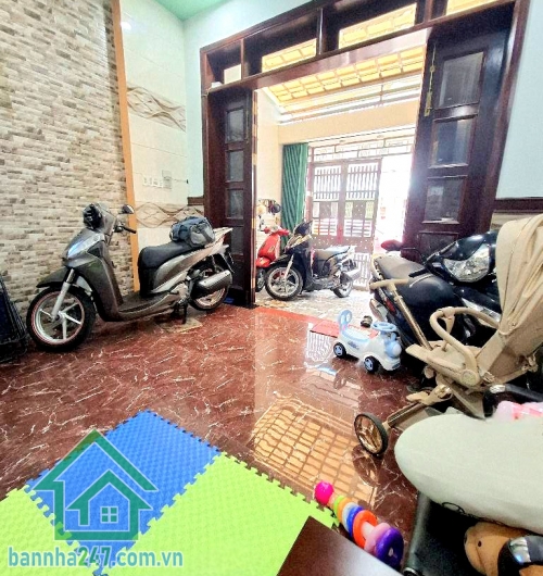 CHỈ 8.6 TỶ – HẺM 10M THÔNG – HƯƠNG LỘ 2 – NHÀ 4 TẦNG BTCT – DT: 80M² – 4PN - 4WC - NỘI THẤT GỖ CAO CẤP Vị trí: Gần Hương Lộ 2, trung tâm Bình Tân – hẻm xe hơi rộng 8m.