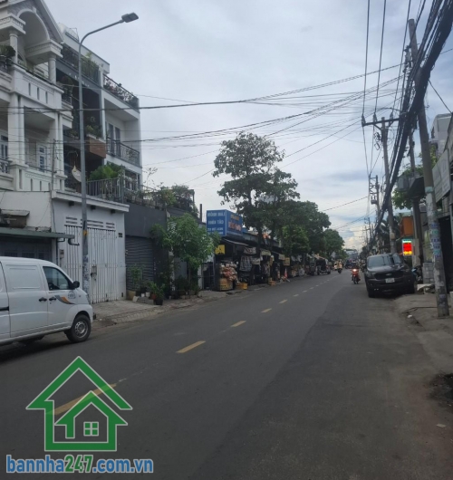 MTKD ĐƯỜNG 20M – BÌNH TRỊ ĐÔNG – 62M² – CHỈ 8.8 TỶ DT: 62m² (4 x 19) – Nhà cấp 4, xác định mua đất xây mới theo nhu cầu.  Đường nhựa 20m thông thoáng, xe tải, xe khách ra vào thoải mái.