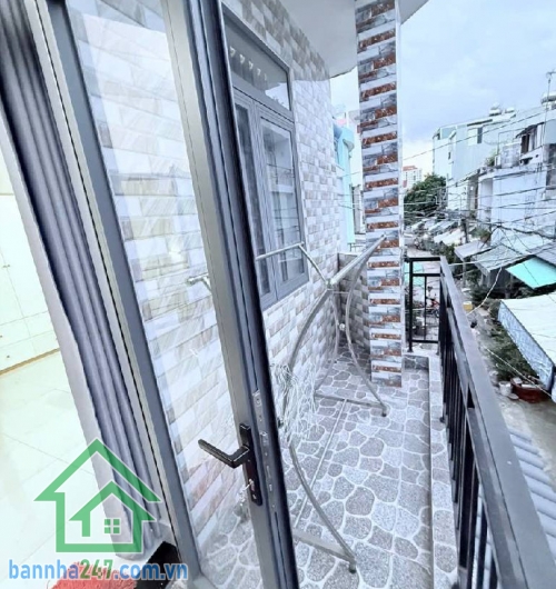 CHỈ 3,65 TỶ – GÓC – DT: 35m² (5×7)m – DTSD 70m² - 2 TẦNG BTCT – GẦN CHỢ TÂN HƯƠNG - 2PN – 2WC Kết cấu: 1 trệt – 1 lầu BTCT, 2PN – 2WC – ban công thoáng. Hẻm 4m lô góc, nhà sáng – thoáng – mát. Gần chợ Tân Hương – trường học – nhà thờ, khu dân cư sầm uất.