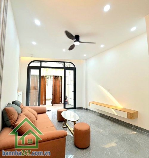 CHỈ 6,7 TỶ - NGAY TRUNG TÂM TÂN PHÚ – TÂN SƠN NHÌ – NHÀ MỚI Ở NGAY - 4 TẦNG – FULL NỘI THẤT – GẦN AEON MALL – 4PN – 3WC Diện tích: 56m² Kết cấu: 1 trệt – 2 lầu – sân thượng trước sau. Công năng: 4PN – 3WC – phòng khách – bếp