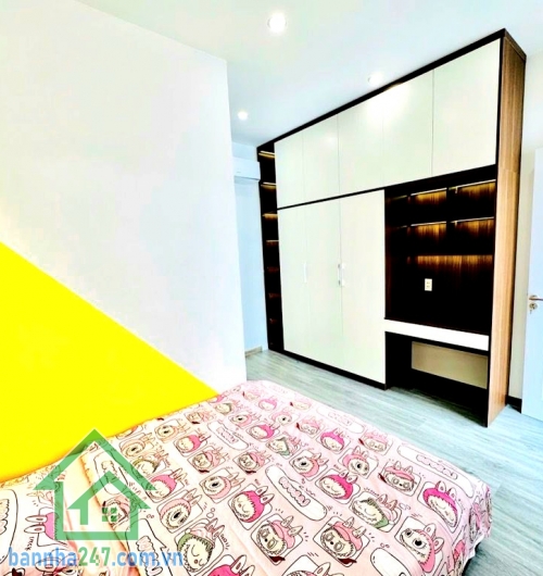CHỈ 9,9 TỶ – NHÀ MẶT TIỀN VỪA Ở VỪA KINH DOANH -  ÂU CƠ – TÂN BÌNH – NGAY CHỢ BÀ QUẸO – KD ĐA NGÀNH  Diện tích: 62m² (4 x 15m) – nở hậu, sổ vuông đẹp. Kết cấu: 1 trệt + 2 lầu + sân thượng. Công năng: 3PN – 3WC, phòng khách, bếp, phòng thờ riêng. Sân thượn