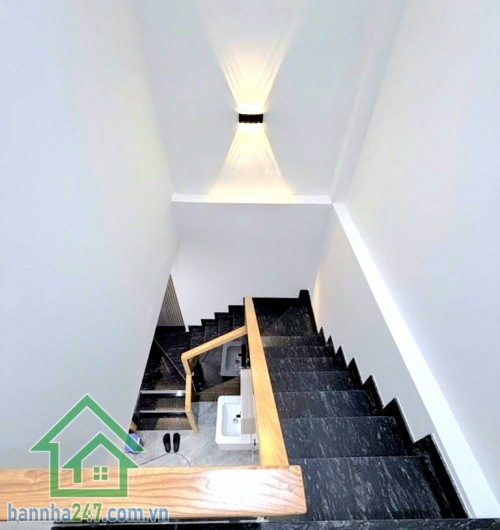 CHỈ 6,85 TỶ – NHÀ MỚI – SÁT MẶT TIỀN – VƯỜN LÀI, TÂN PHÚ - DT 56M² (4x14)M – 2 TẦNG – 3PN – HXH ĐỖ CỬA Thông tin chi tiết: • Diện tích: 56m² – vuông vức • Kết cấu: 1 trệt + 1 lầu, nhà mới đẹp • Công năng: 3PN – 2WC • Có phòng ngủ dưới trệt tiện người lớn 