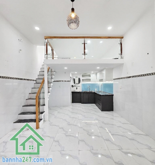 Cơ hội hiếm tại trung tâm Tân Bình – chỉ hơn 2 tỷ sở hữu ngay nhà 3 tầng kiên cố. Diện tích: 25.4m2 (ngang 4m, dài 6.7m). Kết cấu: 1 trệt, 1 lửng, 1 lầu, 2 PN rộng, bếp rộng.