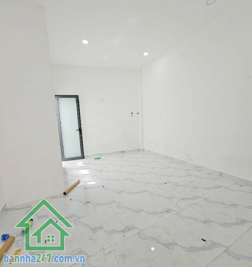 Cơ hội hiếm tại trung tâm Tân Bình – chỉ hơn 2 tỷ sở hữu ngay nhà 3 tầng kiên cố. Diện tích: 25.4m2 (ngang 4m, dài 6.7m). Kết cấu: 1 trệt, 1 lửng, 1 lầu, 2 PN rộng, bếp rộng.