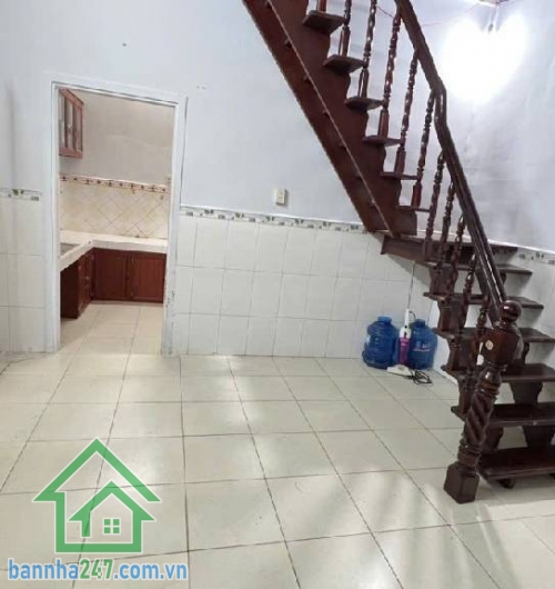 KHU VIP HIẾM NHÀ BÁN – NGAY CHỢ VẢI – CHỈ 2,9 TỶ DT: 24.5m² (6.1 x 4.1m – nở hậu) Kết cấu: 2 tầng (1 trệt + gác gỗ), 2PN, 1WC, phòng khách, bếp. Đang cho thuê 7tr/tháng.
