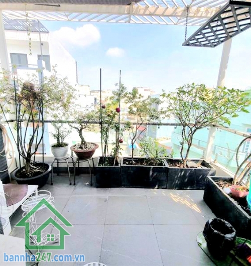 CHỈ 6 TỶ – NHÀ 5 TẦNG KIÊN CỐ – HẺM 5M XE HƠI – P. BÌNH TRỊ ĐÔNG – DT 40M² (4x10) – FULL NỘI THẤT CAO CẤP Vị trí: Hẻm 5m thông, cách mặt tiền 50m, di chuyển AEON Bình Tân chỉ 5 phút. Kết cấu: 1 trệt, 3 lầu, sân thượng. Tổng 3PN, 3WC.