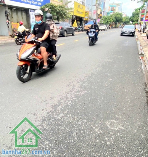 CHỈ 15,5 TỶ – MẶT TIỀN KINH DOANH ĐƯỜNG 20M – KHU SẦM UẤT TÂN PHÚ – TIỆN XÂY CAO TẦNG Vị trí đắc địa: • Mặt tiền đường lớn 20m, khu kinh doanh nhộn nhịp 
