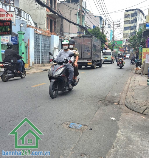 NHÀ 2 TẦNG – TRUNG TÂM TÂN PHÚ – TÂN SƠN NHÌ – CHỈ 2,9 TỶ DT: 24m² (4x6m) Kết cấu: 1 trệt 1 lầu, gồm phòng khách, bếp, phòng ngủ, WC – nhà còn đẹp, dọn vào ở ngay.
