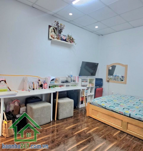 NHÀ 2 TẦNG – TRUNG TÂM TÂN PHÚ – TÂN SƠN NHÌ – CHỈ 2,9 TỶ DT: 24m² (4x6m) Kết cấu: 1 trệt 1 lầu, gồm phòng khách, bếp, phòng ngủ, WC – nhà còn đẹp, dọn vào ở ngay.