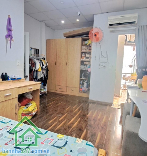 NHÀ 2 TẦNG – TRUNG TÂM TÂN PHÚ – TÂN SƠN NHÌ – CHỈ 2,9 TỶ DT: 24m² (4x6m) Kết cấu: 1 trệt 1 lầu, gồm phòng khách, bếp, phòng ngủ, WC – nhà còn đẹp, dọn vào ở ngay.