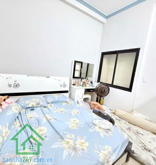 CHỈ 6,9 TỶ – NHÀ 4 TẦNG BTCT – KHU BÀU CÁT * DT: 60m² (4.8 x 13m). * Kết cấu: 1 trệt 3 lầu, tổng 4PN – 3WC. * Hẻm xe hơi, an ninh, yên tĩnh – có cổng rào.