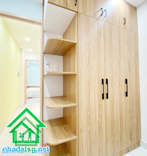 CHỈ 4 TỶ – NHÀ ĐẸP FULL NỘI THẤT – HẺM 2,5M LẠC LONG QUÂN – ĐÔNG HỒ – P.8 TÂN BÌNH - 3PN – 3WC DT: 23,6m² (2,5 x 9,6m, có sân 1,5m) Kết cấu: Trệt + 2 lầu, 3PN, 3WC. 