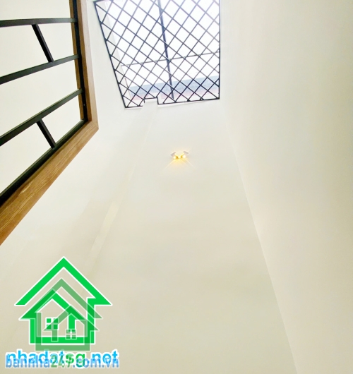 CHỈ 4 TỶ – NHÀ ĐẸP FULL NỘI THẤT – HẺM 2,5M LẠC LONG QUÂN – ĐÔNG HỒ – P.8 TÂN BÌNH - 3PN – 3WC DT: 23,6m² (2,5 x 9,6m, có sân 1,5m) Kết cấu: Trệt + 2 lầu, 3PN, 3WC. 