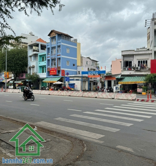 BÁN NHÀ TÂN PHÚ – GIÁ CHỈ 4,38 TỶ – NHÀ MỚI, HẺM 4M, 3PN * Diện tích: 3.05 x 12.5m – Kết cấu 3 tầng kiên cố * Công năng đầy đủ: 3PN, 2WC, ban công thoáng * Vào ở ngay. 