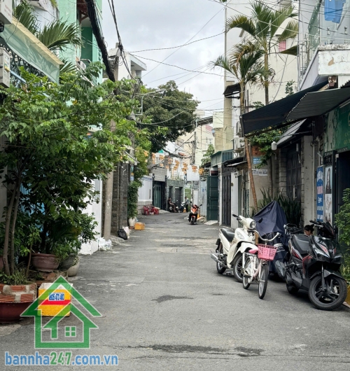 BÁN NHÀ TÂN PHÚ – GIÁ CHỈ 4,38 TỶ – NHÀ MỚI, HẺM 4M, 3PN * Diện tích: 3.05 x 12.5m – Kết cấu 3 tầng kiên cố * Công năng đầy đủ: 3PN, 2WC, ban công thoáng * Vào ở ngay. 