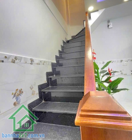 NHỈNH 3 TỶ - HẺM 3M THÔNG - NGUYỄN HỒNG ĐÀO – KHU BÀU CÁT – SÁT GA T3 & GA METRO  DT: 6.8 x 4m (27m²)  Kết cấu: 1 trệt 1 lầu, 3 PN, 2 WC, ban công rộng thoáng. Nội thất cao cấp và thông minh. 