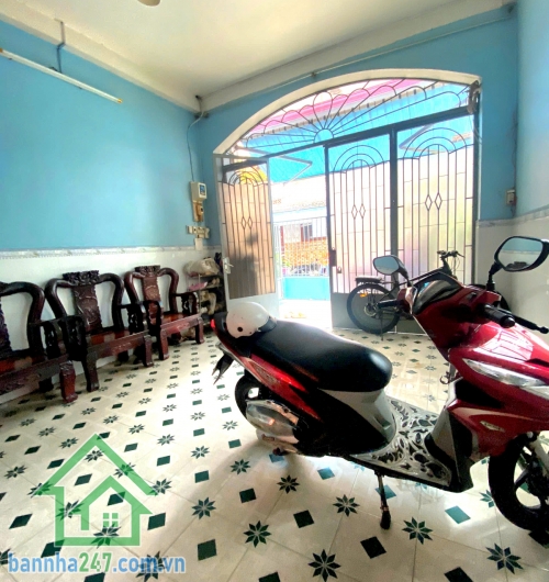 HẺM 6M ÂU CƠ – P. PHÚ TRUNG – TÂN PHÚ – GIÁ CHỈ 5.35 TỶ * Hẻm 6m thông, gần mặt tiền Âu Cơ, ô tô vào tận nhà * Di chuyển nhanh chóng: vài phút đến Đầm Sen, qua Tân Bình và nhà ga T3, kết nối các quận trung tâm cực thuận tiện
