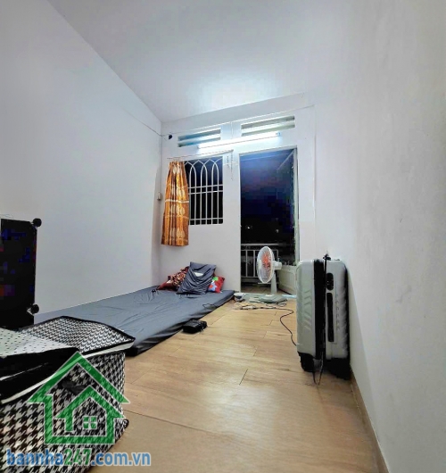 CHỈ 1,8 TỶ – NHÀ 2 TẦNG NGAY SÂN BAY TÂN SƠN NHẤT – HIẾM CÓ KHÓ TÌM * Nhà 1 trệt 1 lầu, 2 phòng ngủ, 1WC, diện tích sử dụng 30m2, nở hậu * Vị trí vàng: cách sân bay 600m, ngay công viên Gia định. 