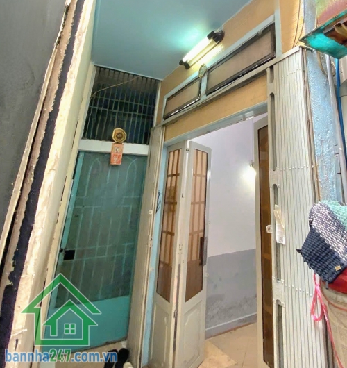 CHỈ 1,8 TỶ – NHÀ 2 TẦNG NGAY SÂN BAY TÂN SƠN NHẤT – HIẾM CÓ KHÓ TÌM * Nhà 1 trệt 1 lầu, 2 phòng ngủ, 1WC, diện tích sử dụng 30m2, nở hậu * Vị trí vàng: cách sân bay 600m, ngay công viên Gia định. 