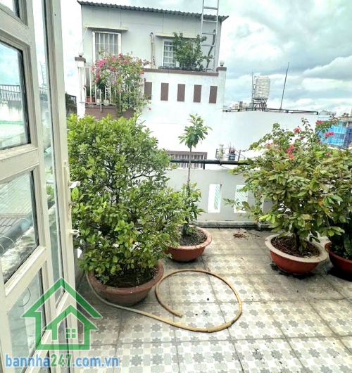 CHỈ 4,45 TỶ – NHÀ ĐẸP 4 TẦNG BTCT + TUM – HẺM 4M THÔNG – MIẾU GÒ XOÀI - 3PN - 2WC Diện tích: 4x8m (nở hậu tài lộc), công nhận 31.9m² – sổ hồng riêng. Kết cấu: 1 trệt, lửng, 1 lầu, sân thượng + tum đầy đủ công năng. 3 phòng ngủ, phòng thờ, phòng giặt, 2WC 