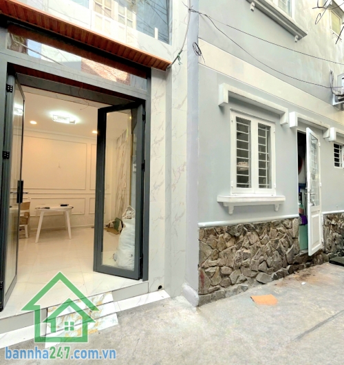 Nhỉnh 4 tỷ – nhà đẹp Đồng Đen, Tân Bình. Diện tích: 32m2 (4,2 x 7m, thực tế 4,2 x 8m có giếng trời 1m). Kết cấu: 1 trệt 1 lầu, 2 phòng ngủ, 2 WC. Nhà mới hoàn toàn.
