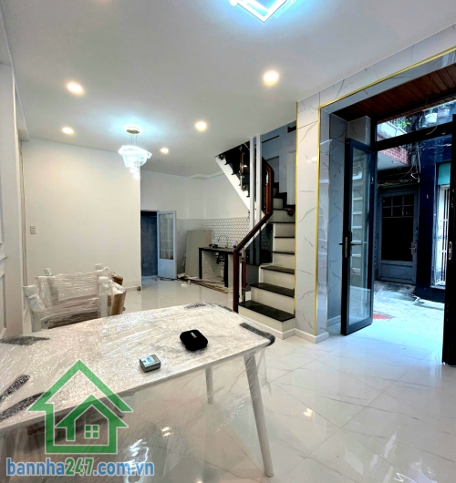 Nhỉnh 4 tỷ – nhà đẹp Đồng Đen, Tân Bình. Diện tích: 32m2 (4,2 x 7m, thực tế 4,2 x 8m có giếng trời 1m). Kết cấu: 1 trệt 1 lầu, 2 phòng ngủ, 2 WC. Nhà mới hoàn toàn.