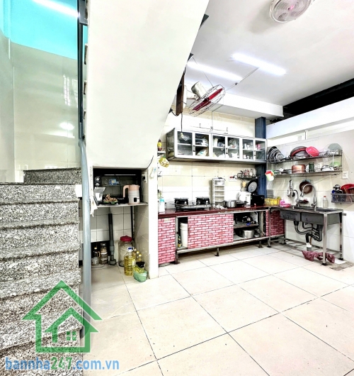 CHỈ 6,5 TỶ – CHIA TÀI SẢN – NHÀ 2 TẦNG MẶT TIỀN ĐƯỜNG NHỰA 5M – TRUNG TÂM TÂN BÌNH – 75M² – 4PN, 3WC – GIÁP QUẬN 10 * Kết cấu: 1 trệt, 1 lầu, sân thượng.