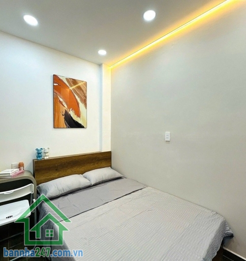 CHỈ 4 TỶ–NHÀ MỚI ĐẸP – HẺM 3M–NGAY CHỢ BÀ CHIỂU–GIÁP QUẬN 1–3 TẦNG BTCT-DT: 20m² (DTSD 60m²)- 2PN – 3WC DT: 20m² (DTSD 60m²) Kết cấu: 3 tầng BTCT + mái tôn, 2PN-3WC