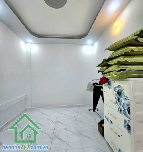 CHỈ 4,2 TỶ – NHÀ ĐẸP 2 TẦNG – 33m² (DT Sàn 54m²) – HẺM XE HƠI 6M – TÂN PHÚ - GẦN NHÀ THỜ TÂN HƯƠNG.  Nhà mới, vào ở ngay – tiện ích xung quanh đầy đủ. Kết cấu: Kết cấu: 1 trệt, 1 lầu có ban công. 2PN – 2WC – phòng khách – bếp đủ công năng. Hẻm trước nhà 6