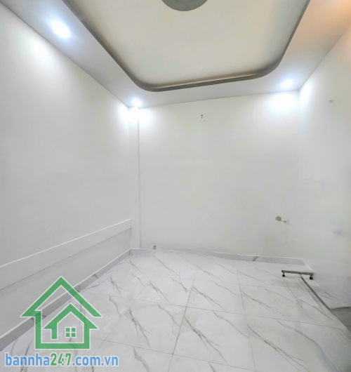 CHỈ 4,2 TỶ – NHÀ ĐẸP 2 TẦNG – 33m² (DT Sàn 54m²) – HẺM XE HƠI 6M – TÂN PHÚ - GẦN NHÀ THỜ TÂN HƯƠNG.  Nhà mới, vào ở ngay – tiện ích xung quanh đầy đủ. Kết cấu: Kết cấu: 1 trệt, 1 lầu có ban công. 2PN – 2WC – phòng khách – bếp đủ công năng. Hẻm trước nhà 6