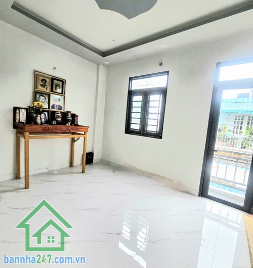 CHỈ 4,2 TỶ – NHÀ ĐẸP 2 TẦNG – 33m² (DT Sàn 54m²) – HẺM XE HƠI 6M – TÂN PHÚ - GẦN NHÀ THỜ TÂN HƯƠNG.  Nhà mới, vào ở ngay – tiện ích xung quanh đầy đủ. Kết cấu: Kết cấu: 1 trệt, 1 lầu có ban công. 2PN – 2WC – phòng khách – bếp đủ công năng. Hẻm trước nhà 6
